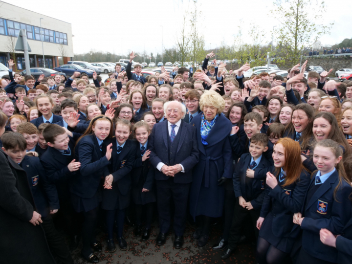 An Foirgneamh nua Scoile agus Páirceanna á noscailt go hoifigiúil ag an Uachtarán agus Sabina 