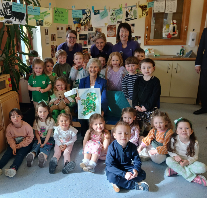 Tugann an tUachtarán Connolly cuairt ar Ardara Community Childcare Centre