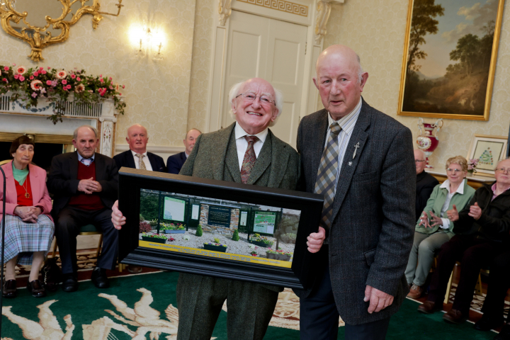 Cuireann an tUachtarán fáilte roimh Choiste Chomóradh Cead Bliain Luíochán Chluain Báinín