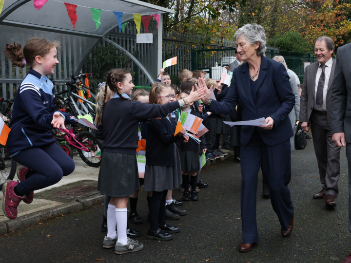 Cuairt an Uachtaráin Connolly ar Gaelscoil Inse Chór