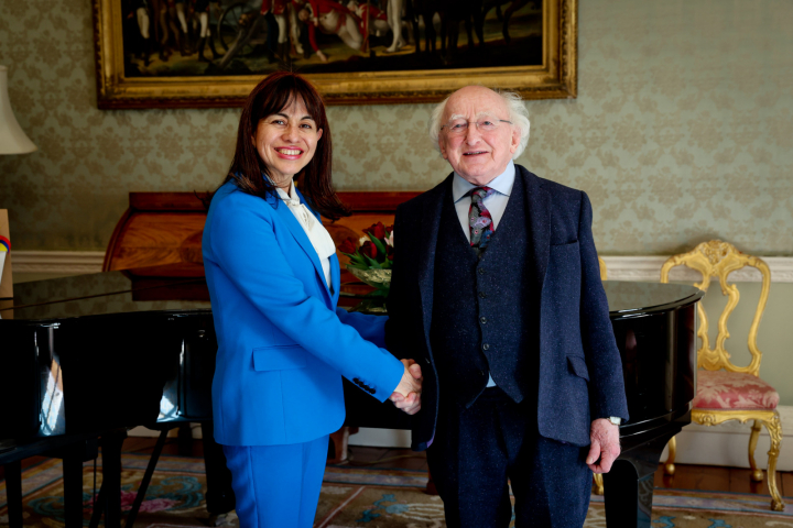 Cuireann an tUachtarán fáílte roimh a Soilse an Banuasal Patricia Cortés Ortiz, ambasadóir na Colóime, ar chuairt chúirtéise le slán a fhágáil léi