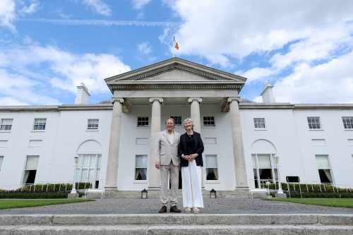 Óstálann an tUachtarán Connolly agus Brian McEnery Cóisir Gháirdín