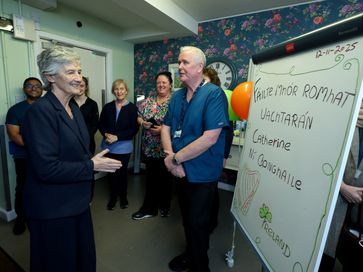 Tugann an tUachtarán Connolly cuairt ar Aonad Altranais 5 & 6 i Pobail Pháirc Merlin 