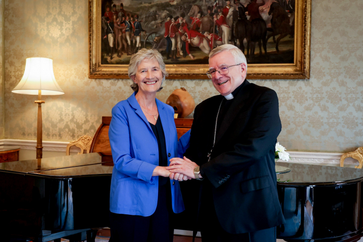 Cuireann an tUachtarán Connolly fáilte roimh A.S. an Ardeaspag Luis Mariano Montemayor, Nuinteas an Phápa, ar chuairt chúirtéise