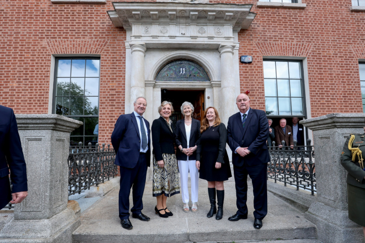 Osclaíonn an tUachtarán Connolly Uimh. 11 Cearnóg Parnell - ‘Ireland’s home for Poetry and Heritage’