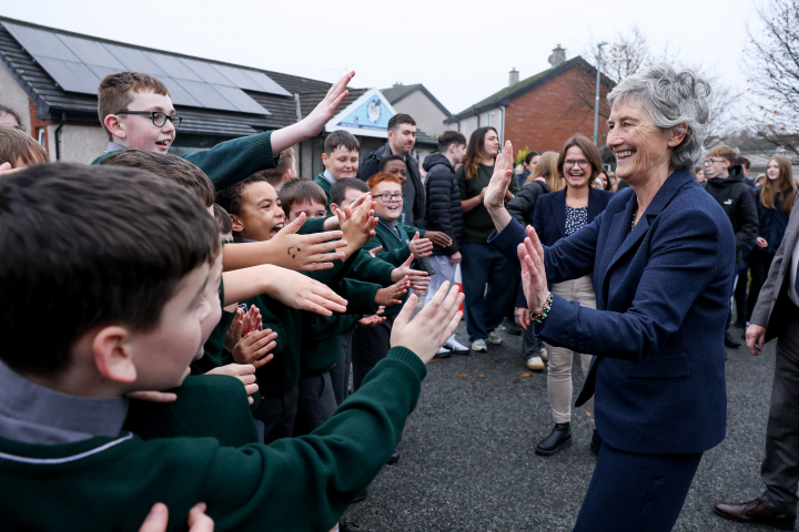 Tugann an tUachtarán Connolly cuairt ar Ionad Acmhainní Bhaile Átha Troim