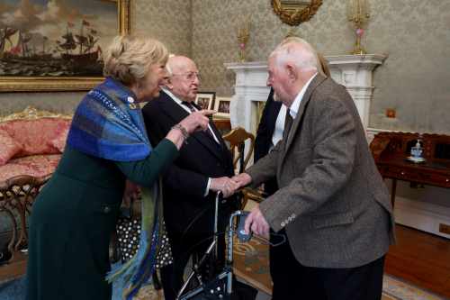 Óstálann an tUachtarán fáiltiú tae tráthnóna