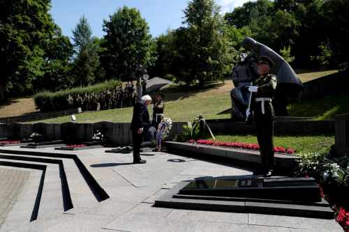 President lays a wreath at Antakalnis Cemetery