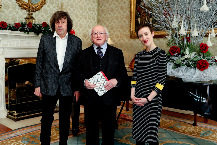 Fáiltíonn an tUasal roimh Jessica Traynor, agus roimh Stephen Rea; bronnfaidh siad cóip de “Correspondence” – duanaire chun clabhsúr a chur le Soláthar Díreach 