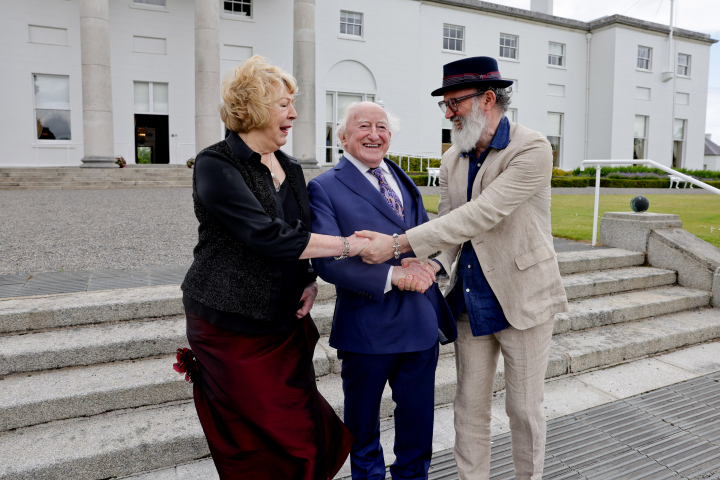 Óstálann an tUachtarán agus Saidhbhín Cóisir Gairdín Lá Bloom