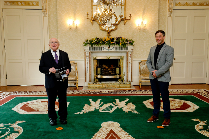 Cuireann an tUachtarán fáilte roimh an Uasal Rory Hearne ar chuairt chúirtéise