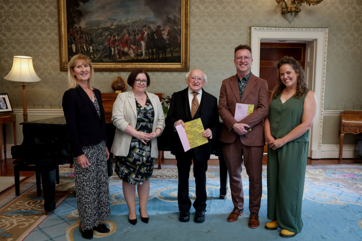 Fáiltíonn an tUachtarán roimh ionadaithe ó Dhamhsa Éireann ar Chuairt Chúirtéise