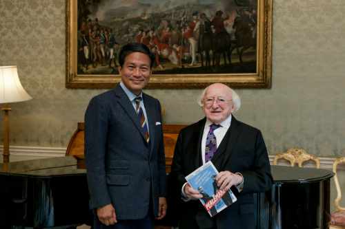 Fáiltíonn an tUachtarán roimh an Dr Thant Myint-U ar Chuairt Chúirtéise