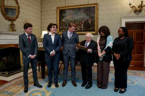 Bronntar an teideal oinigh “Uachtarán Chumann Liteartha agus Díospóireachta Ollscoil na Gaillimhe” ar an Uachtarán