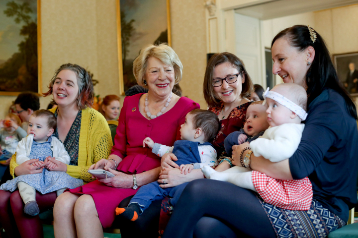 Ócáid maidir le “latching-on” á hóstáil ag an Uachtarán agus Sabina i ndáil leis an tSeachtain Náisiúnta um Beathú Cíche 