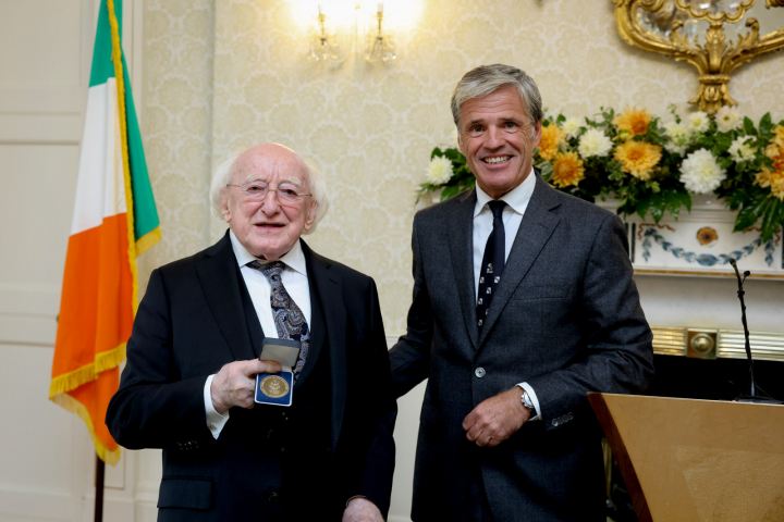 Fáiltíonn an tUachtarán roimh an gcéad Bhonn Barr Feabhais ón Lárionad um Cheartas agus Athchóiriú an Dlí ó Dhlí-Chumann na hÉireann