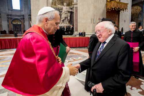 An tUachtarán agus Sabina i láthair ag insealbhú a Shoilse an Phápa Leo XIV
