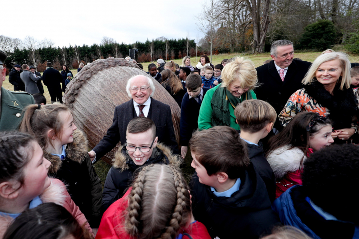 Dearcán na nDaoine á nochtadh go hoifigiúil ag an Uachtarán agus Sabina