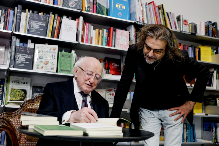 President visits Spazio Sette Libreria