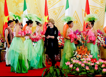 Sabina Higgins meeting with performers after they attended the State Banquet hosted by H.E. Tran Dai