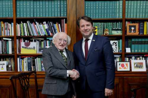 Faigheann an tUachtarán Collier de l’Hermine ón Uasal Loïg Chesnais-Girard, Uachtarán Chomhairle Réigiúnach na Briotáine