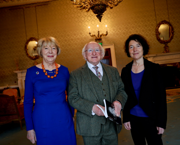 Fáiltíonn an tUachtarán roimh an Ollamh Sylvia Walby, Cathaoirleach UNESCO um Thaighde Inscne, agus Stiúrthóir Aonad UNESCO um Fhoréigean agus an tSóchaí in Ollscoil Lancaster na Breataine, ar chuairt