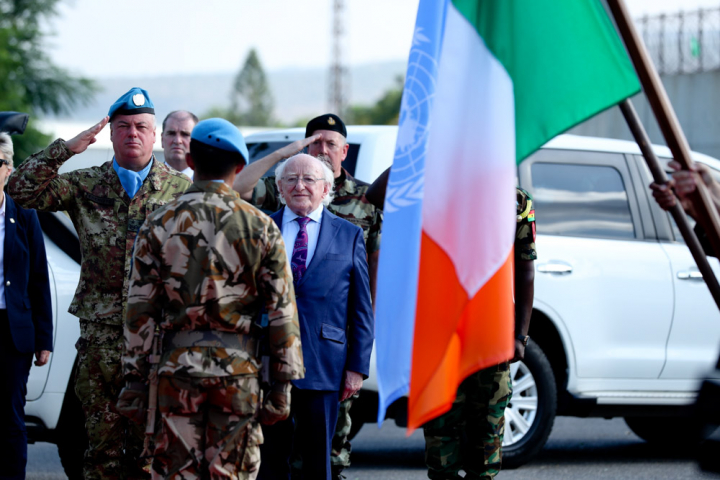 Cuairt an Uachtaráin ar Thrúpaí na hÉireann atá lonnaithe sa Líobáin 