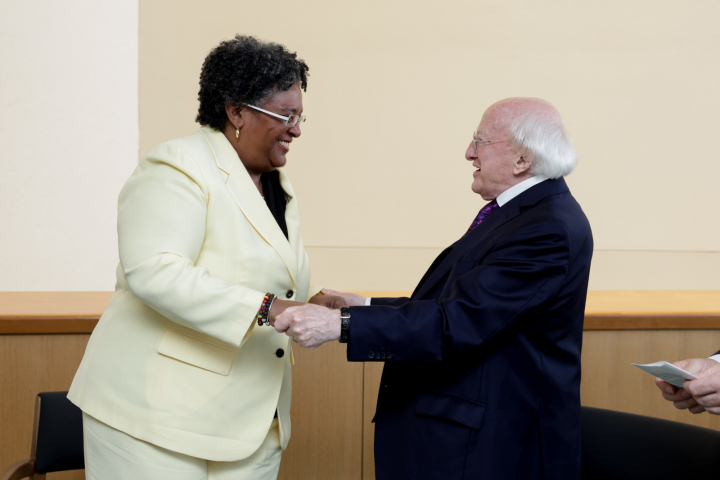 Reáchtálann an tUachtarán cruinniú déthaobhach leis an bPríomh-Aire Mia Mottley de Barbados