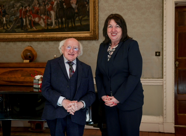 Cuireann an tUachtarán fáilte roimh A. S. Claire D. Cronin, Ambasadóir Stáit Aontaithe Mheiriceá, ar Chuairt Chúirtéise le slán a fhágáil