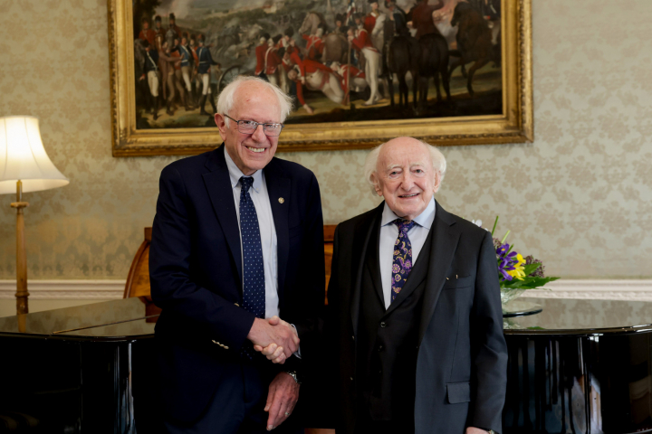 Faigheann an tUachtarán an Seanadóir Bernie Sanders ar ghlao cúirtéise