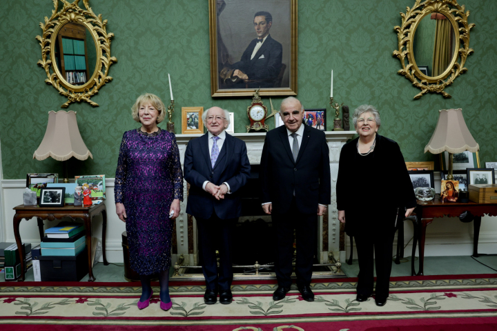 Óstálann an tUachtarán agus Saidhbhín Dinnéar Stáit in onóir d’Uachtarán Mhálta, a Sh. an Dr. George Vella agus a bhean Miriam Vella