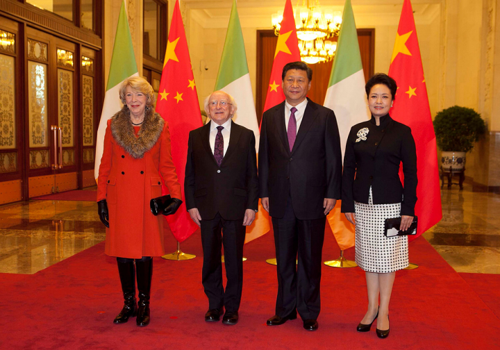 An tUachtarán agus Sabina Higgins i láthair ag Dinnéar Stáit ar scáth an Uachtaráin Xi Jinping agus 