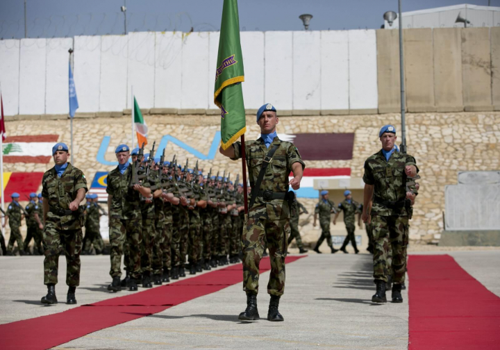 Buaileann an tUachtarán le trúpaí na hÉireann atá ar fiannas le UNIFIL i nDeisceart na Liobáine