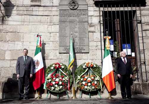 President lays a wreath at the Memorial to the Batallón de San Patricio