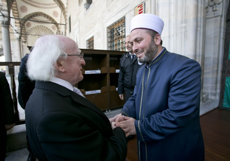 Pictured is President Michael D Higgins meeting Imam Istak Kizilaslan during a visit to the Blue Mosque in Istanbul