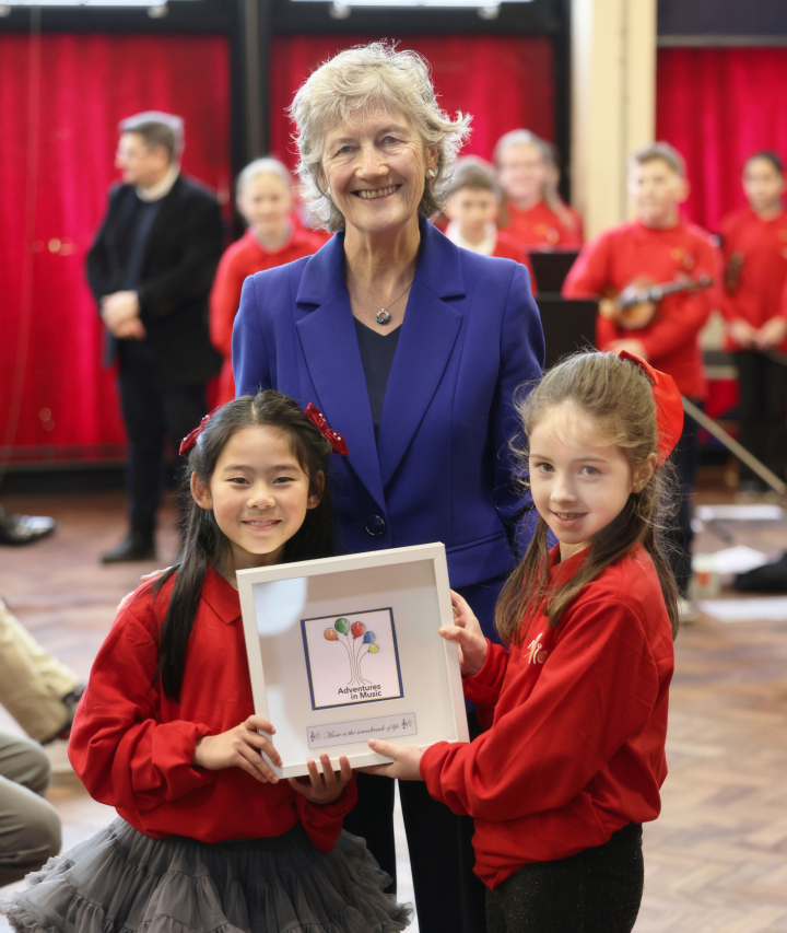 An tUachtarán Ó Conghaile ag freastal ar cheolchoirm Nollag i Scoil na Toirbhirte, Gaillimh