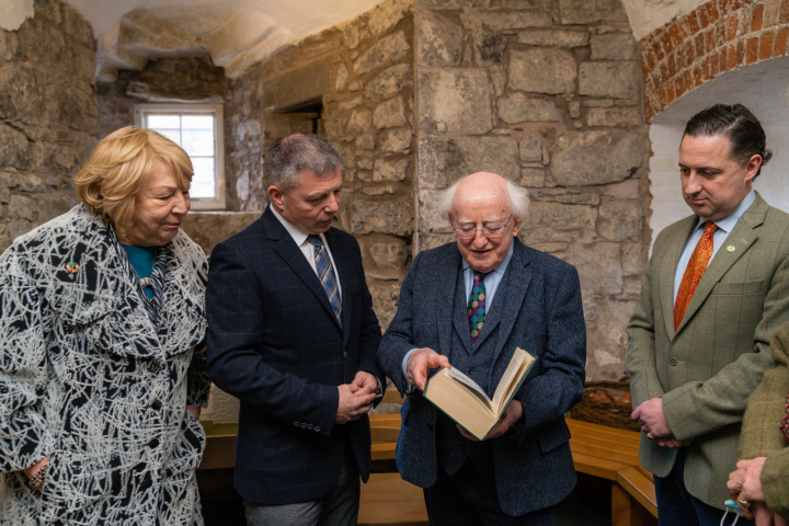 Tugann an tUachtarán agus Saidhbhín Uí Uigínn cuairt ar Mhúsaem Inniskillings