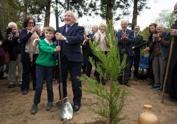 Cuireann an tUachtarán Crann, mar chuid den tionscadal “Giants Grove”