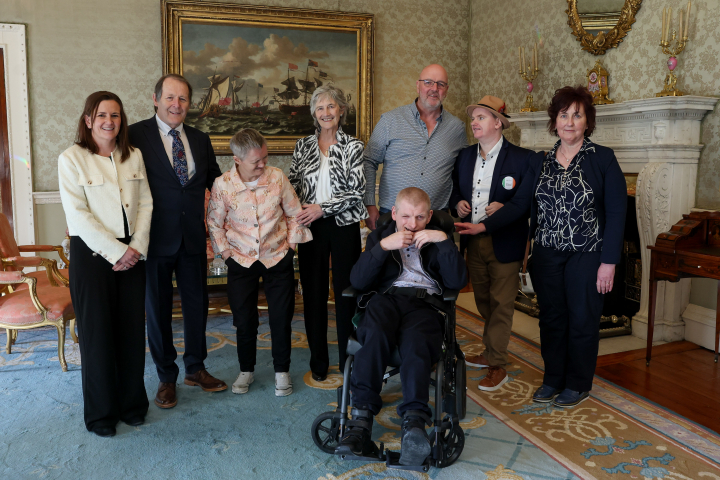 Óstálann an tUachtarán Connolly fáiltiú Tae Beag do Chúramóirí