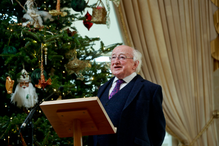 Teachtaireacht na Nollag agus na hAthbhliana ón Uachtarán Ó hUigínn