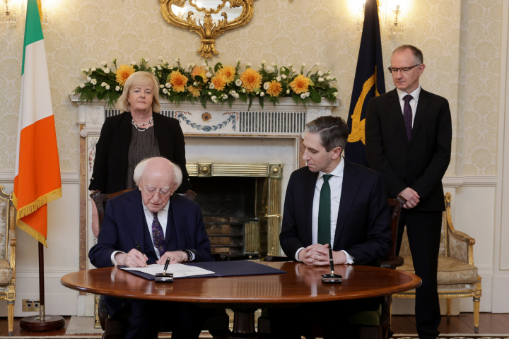 President signs warrant for the dissolution of the 33rd Dáil