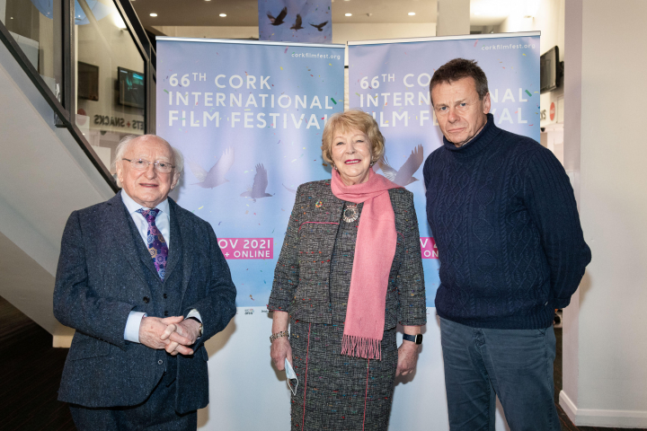 Freastalaíonn an tUachtarán Ó hUigínn agus Saidhbhín Uí Uigínn ar an gcéad taibhiú de chlár faisnéise Alan Gilsenan, ‘The Seven Ages of Noel Browne’