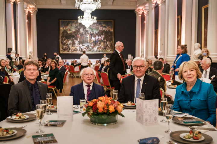 An tUachtarán agus Sabina Higgins i láthair ag ócáid fáilte cómhalartaí á óstáil ag an Uachtarán Frank-Walter Steinmeier agus Elke Büdenbender