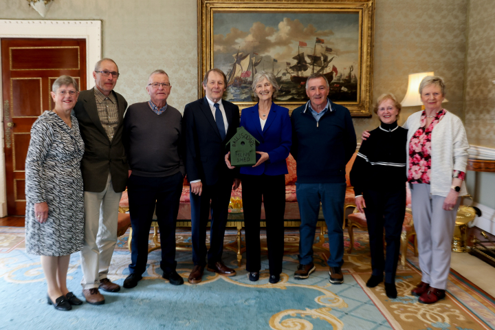 Óstálann an tUachtarán Connolly Fáiltiú Tae Beag