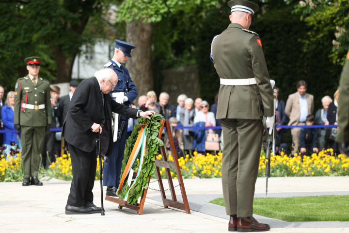 An tUachtarán i gceannas ar Shearmanas Cuimhneacháin Bliantúil Chnoc an Arbhair 1916 