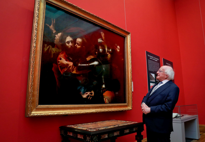 An tUachtarán ag comóradh 25 bliana ó nochtadh “Gabháil Chríost” le Caravaggio