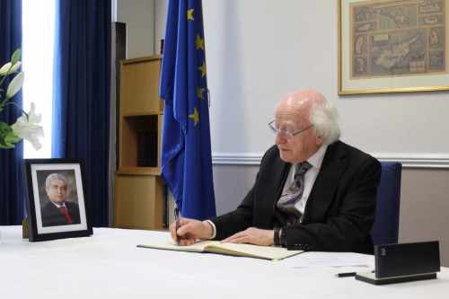 President signs the book of condolence on the death of former President of the Republic of Cyprus Demetris Christofias