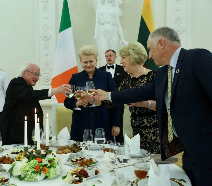An tUachtarán i láthair ag Dinnéar ina onóir, óstáilte ag an Uachtarán Grybauskaite  