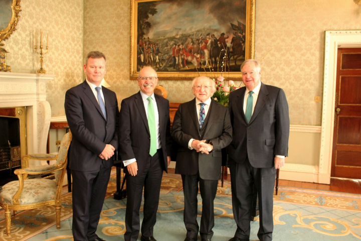 Fáiltíonn an tUachtarán roimh Eugene McQuade, Uasal, Cathaoirleach nua ar Chiste na hÉireann – Mheiriceá, agus roimh David Cronin, Uasal, agus Shaun Kelly, Uasal